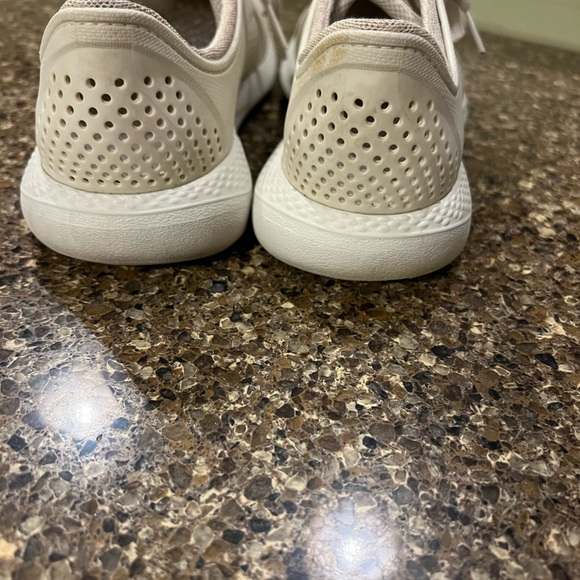 Crocs womens size 9 lace up and color is beige.. so comfortable.. waterproof - Picture 4 of 6